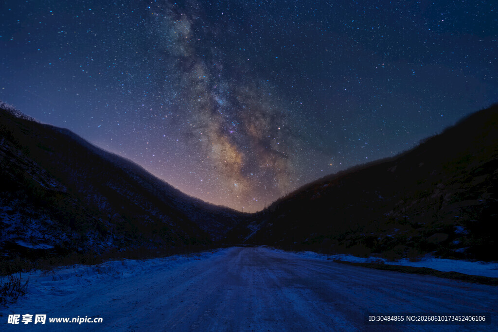 雪夜公路上的璀璨星空
