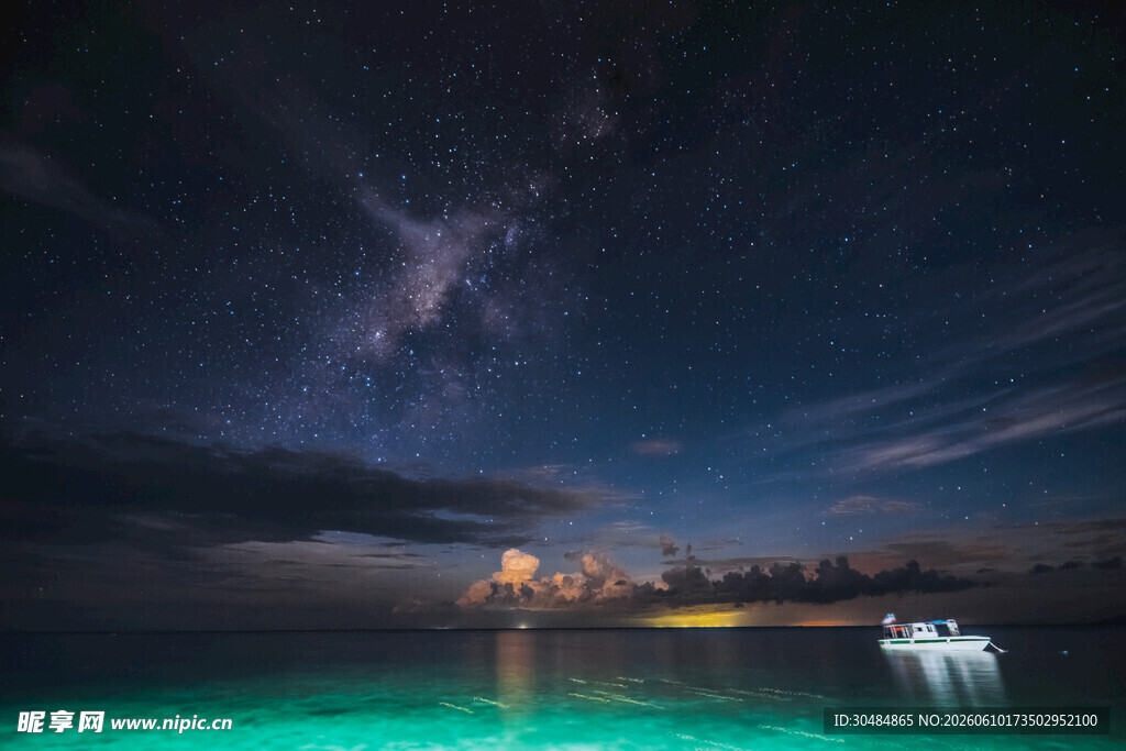 梦幻夜空下的海上美景