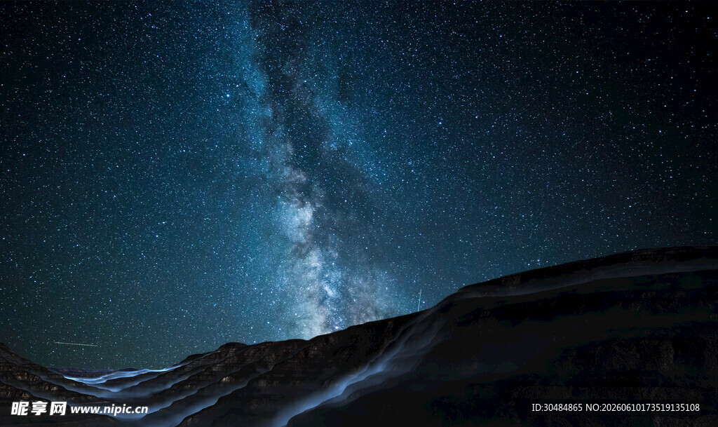 夜空下的山峦与璀璨星河
