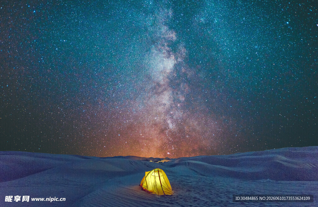 沙漠星空下的孤独露营