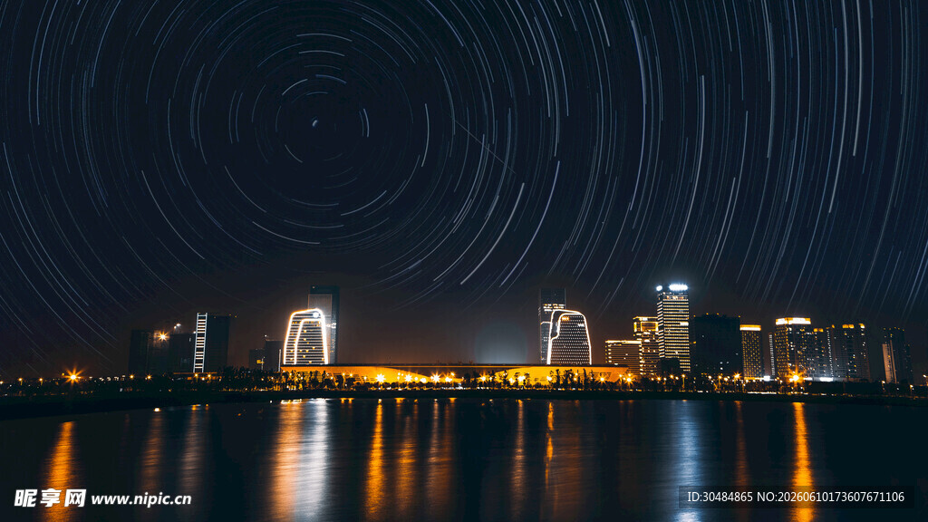 城市夜空星轨下的璀璨灯火