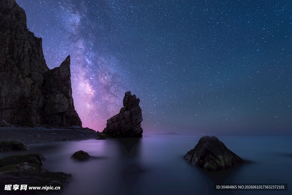 海边星空下的奇幻岩石景观