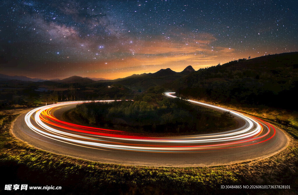 山间公路星夜光影轨迹