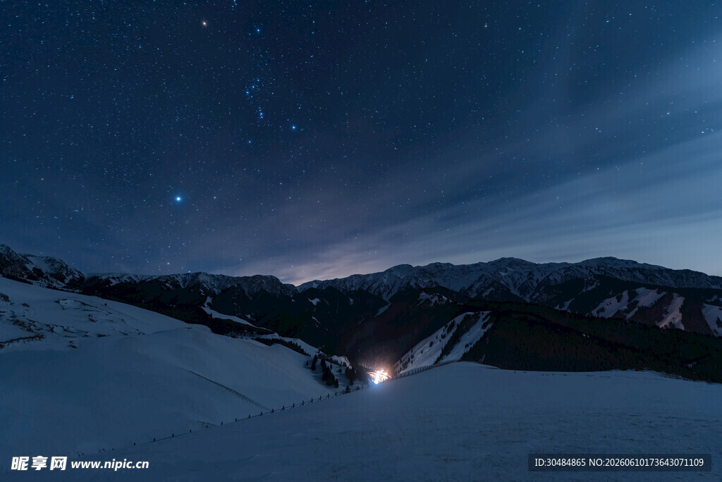 雪夜山间星空美景
