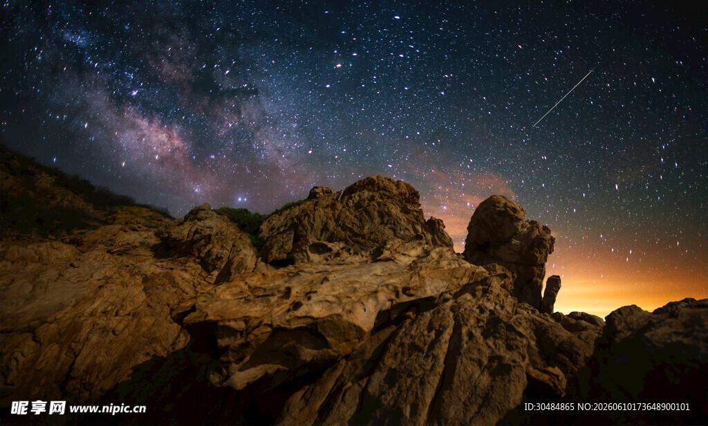 星空下的山地壮丽景象