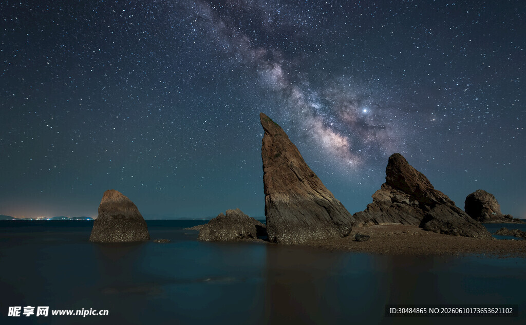 海边星空下的独特岩石景观