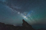 星空下的巍峨山峰