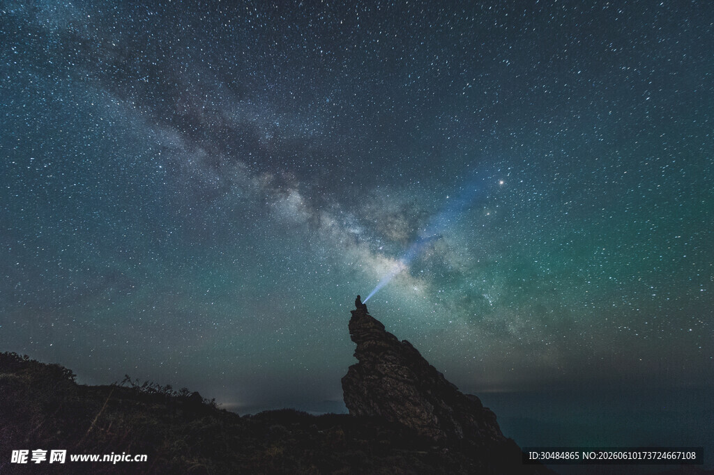 星空下的巍峨山峰