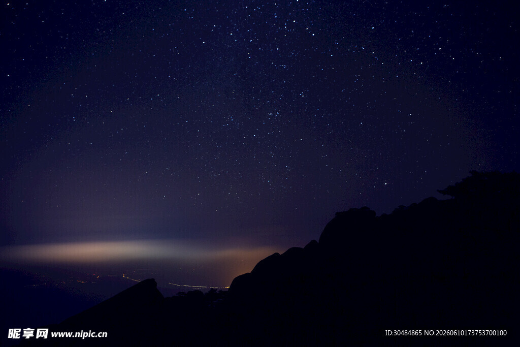 夜空下的山峦与璀璨星空