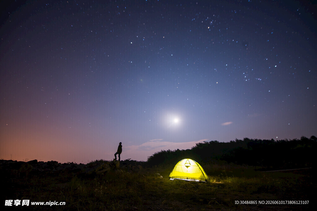 夜幕下的露营与璀璨星空