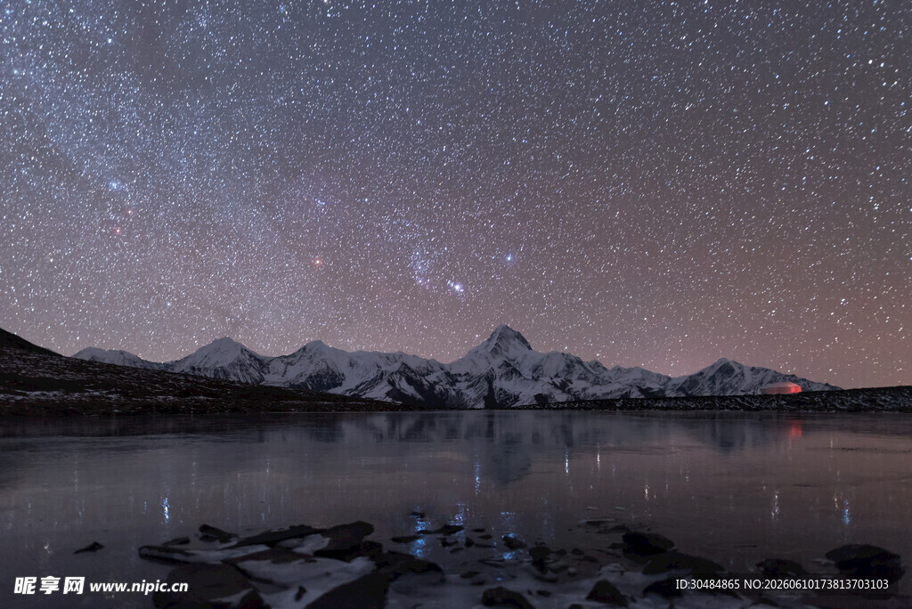 湖畔雪山星空梦幻夜景