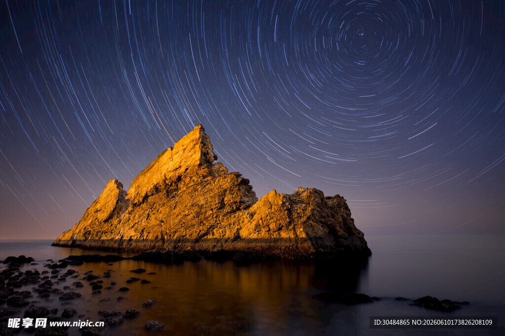 星空下的海边岩石奇观