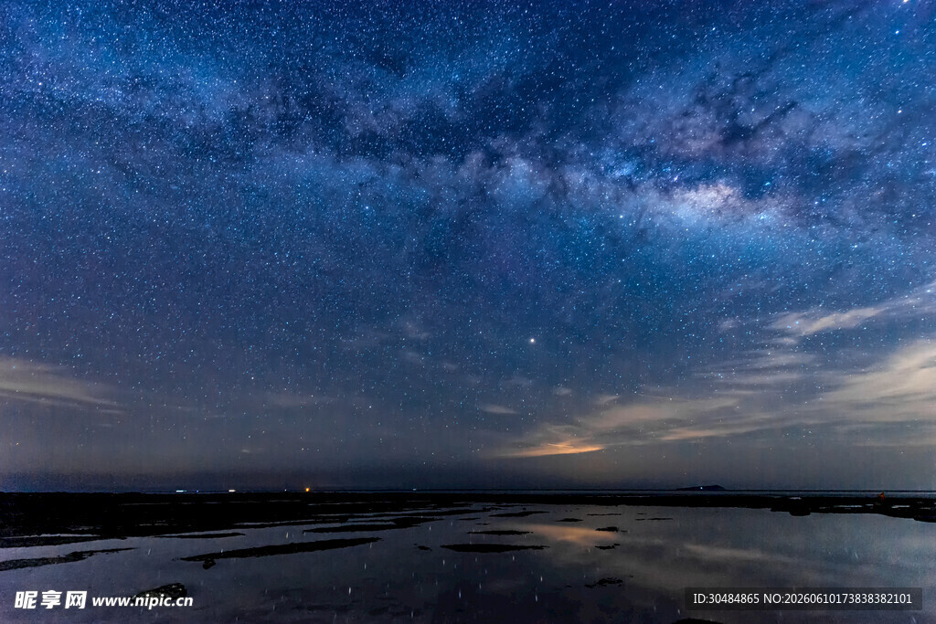 星空下的静谧湖畔夜景