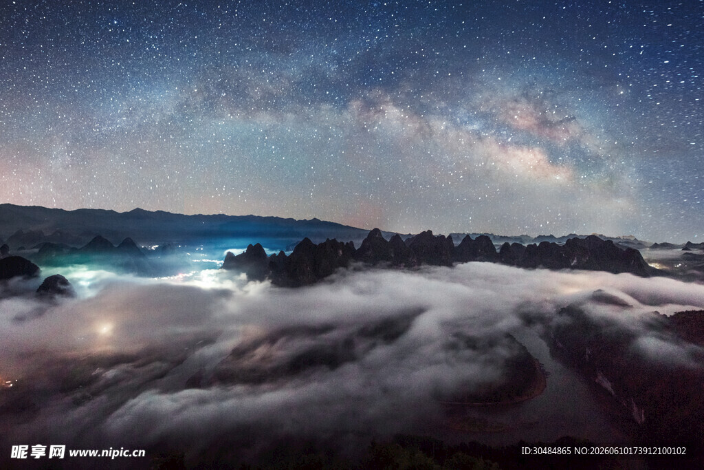 云海之上的璀璨星空美景