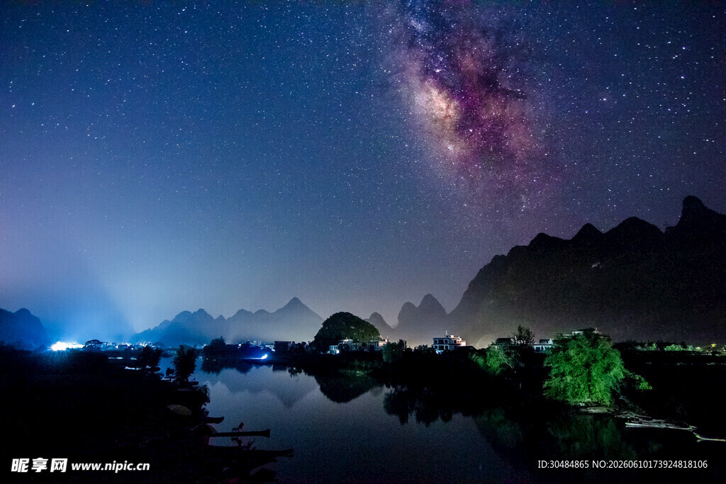 梦幻星空下的山水夜景