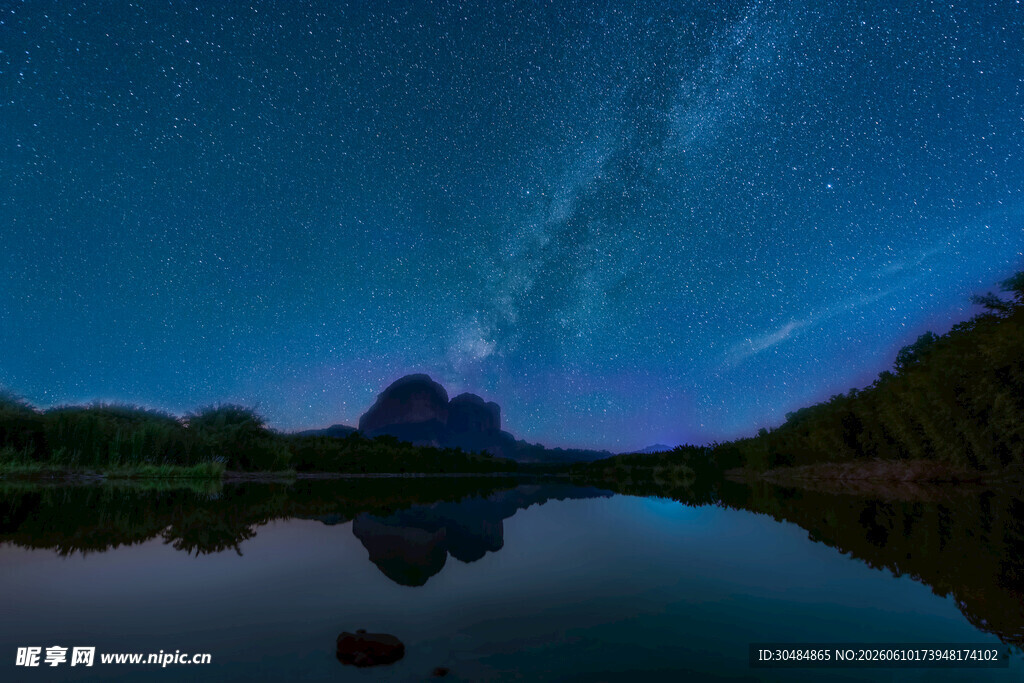 湖畔星空下的静谧山水