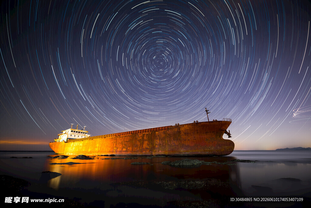 海上沉船与星轨壮美夜景