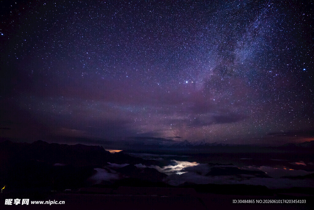 璀璨星空下的静谧大地