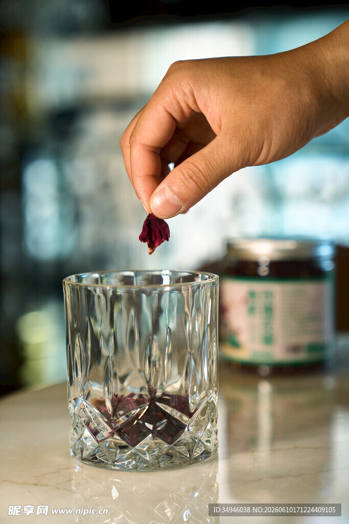 手放樱桃入水晶玻璃杯
