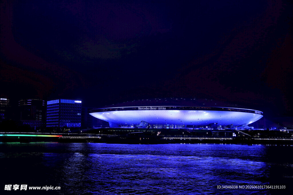 夜晚璀璨的现代化建筑景观