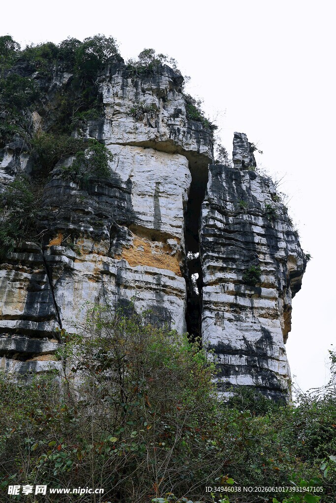 奇特层叠岩石山峰景观