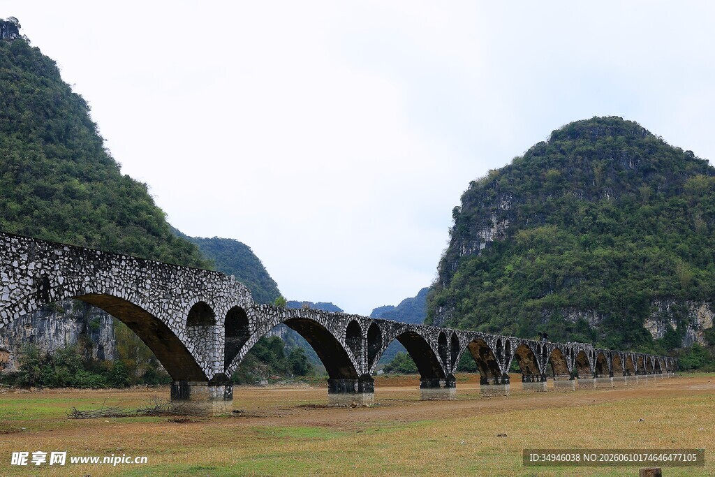 古老石桥横跨山水间