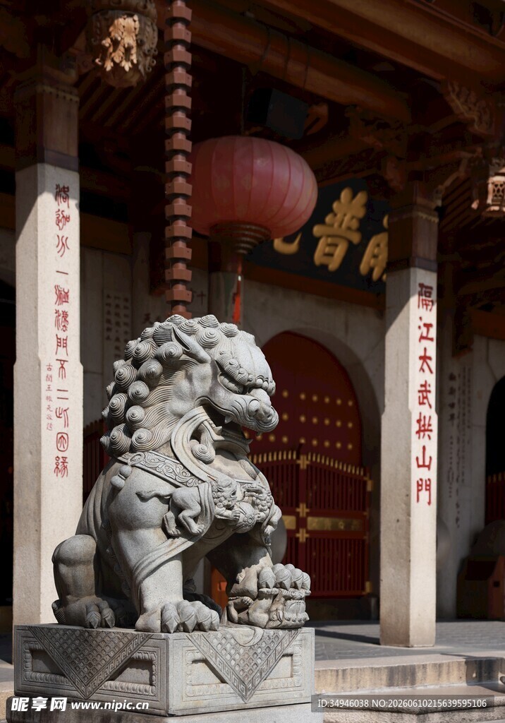 古建前的石狮子雕塑