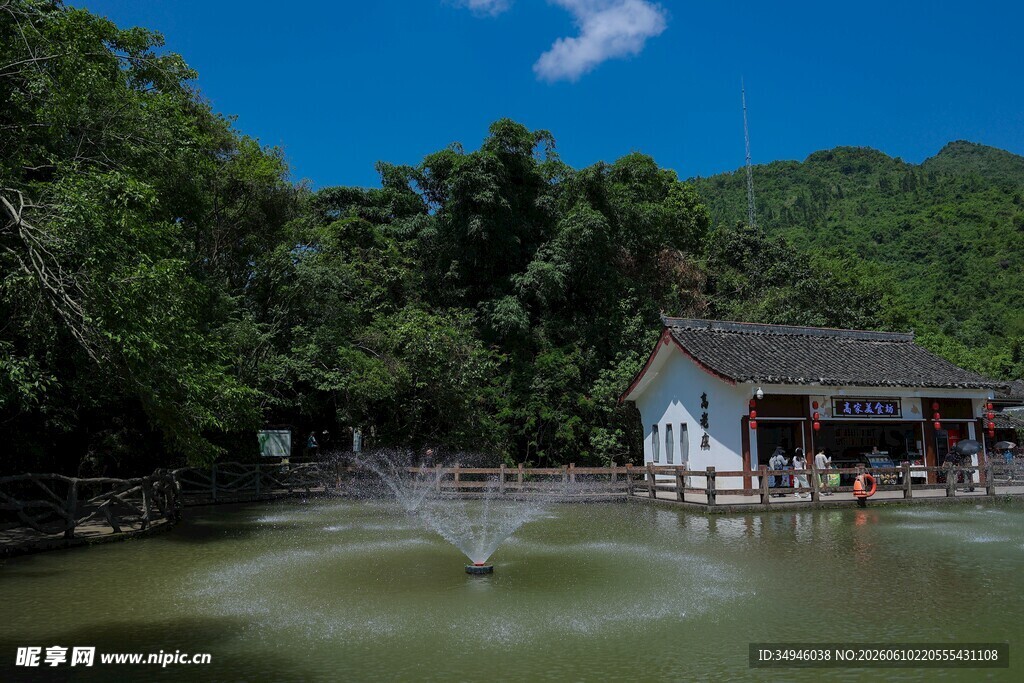 湖畔小屋与喷泉美景