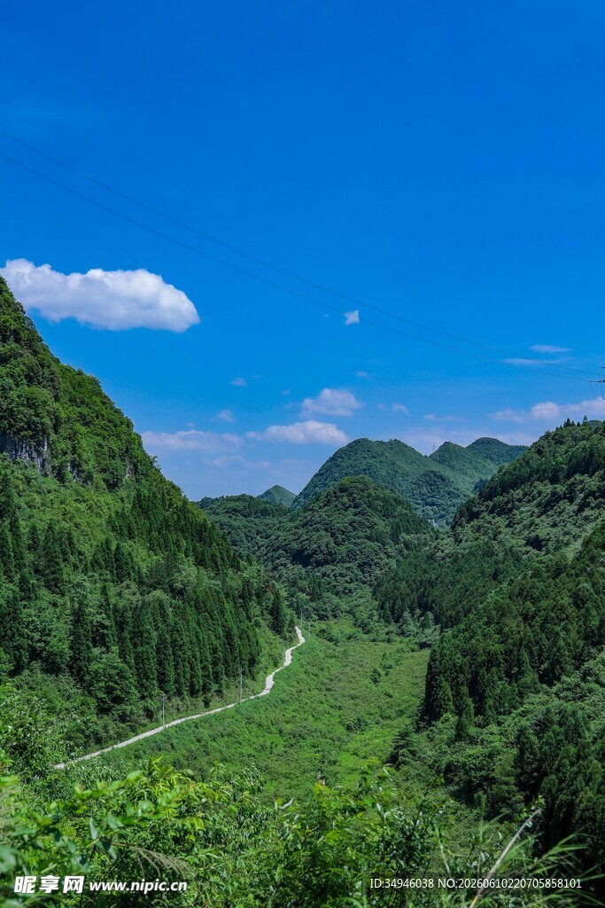 青山绿野间的秀丽风光