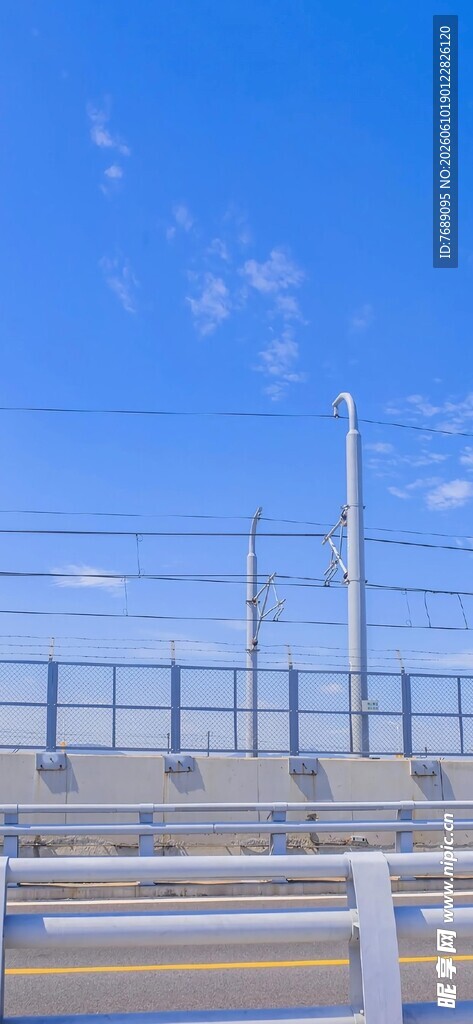 公路旁的金属护栏与蓝天