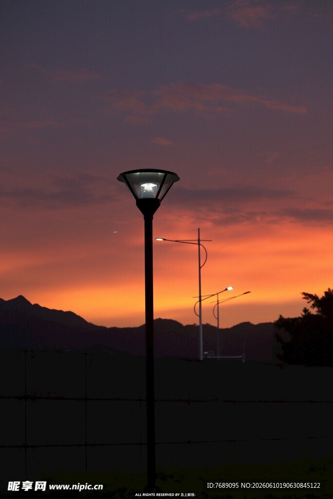 夕阳下的孤独路灯
