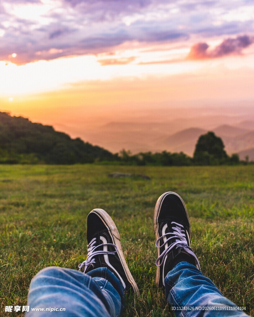 夕阳下草地上的惬意双