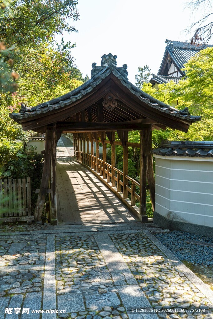 日式古朴木桥与亭阁景观