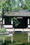 中式庭院水边古朴建筑