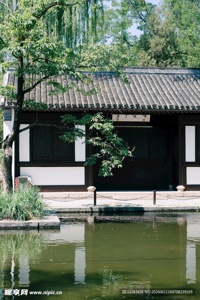 中式庭院水边古朴建筑