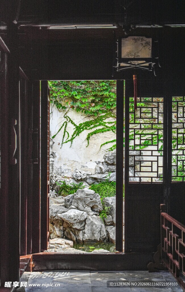 中式庭院门洞绿意景致