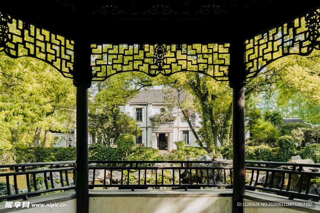 中式凉亭中的园林景致