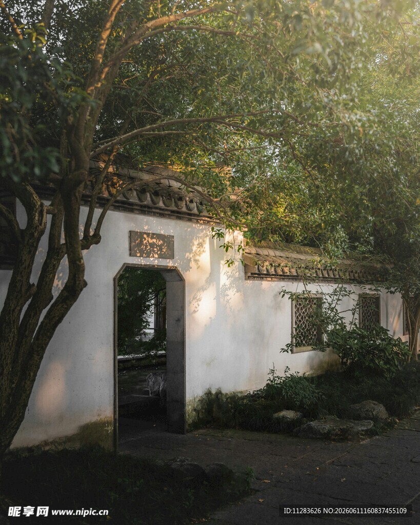 中式庭院门洞景致