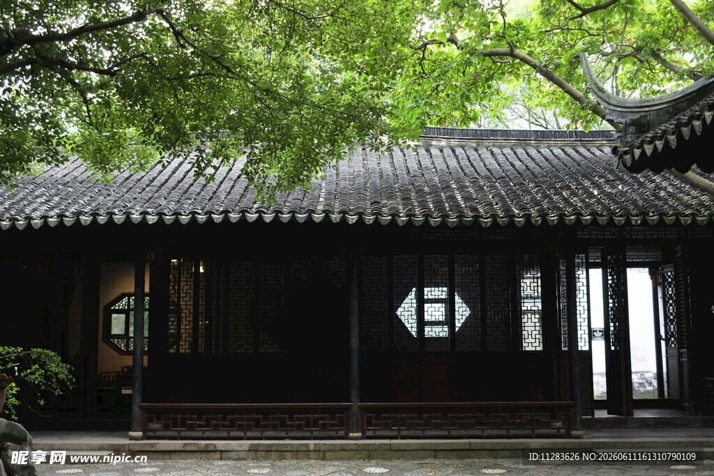 中式古建小屋绿荫环绕