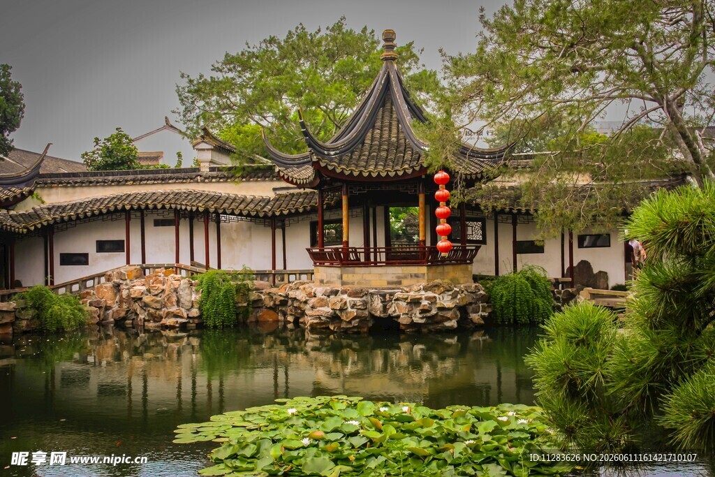 中式园林湖畔古典建筑