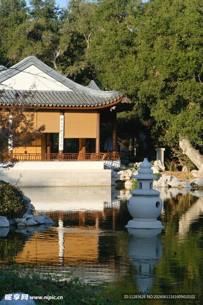 中式园林水畔雅致建筑