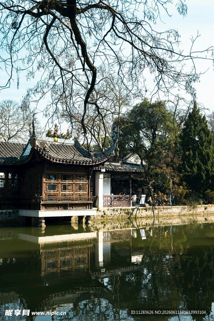 中式古建临水景致