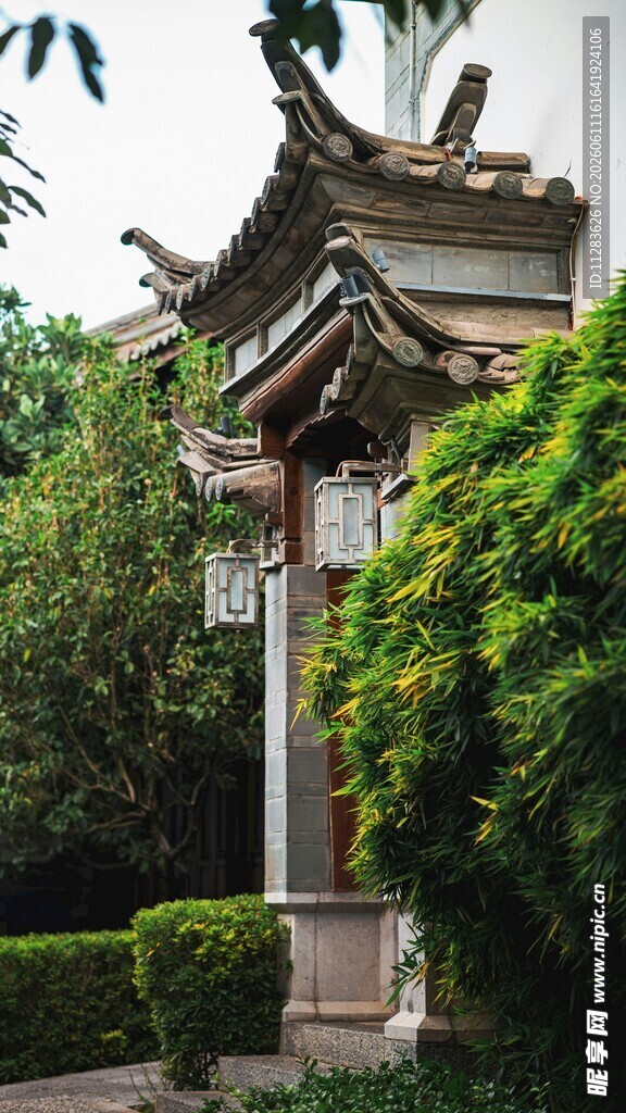 中式古亭隐于葱郁绿植间