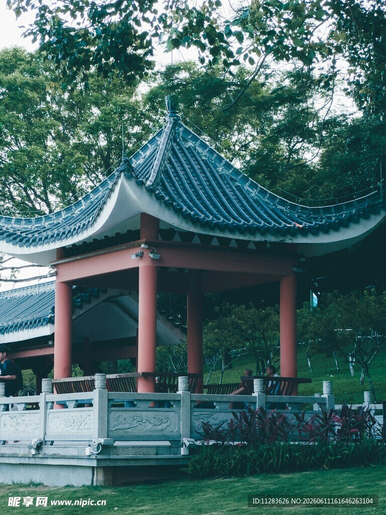 中式古亭于绿树环绕间