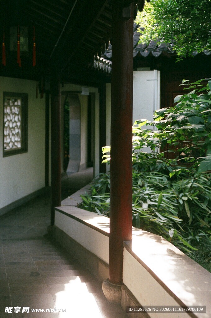 中式庭院一角的静谧景致