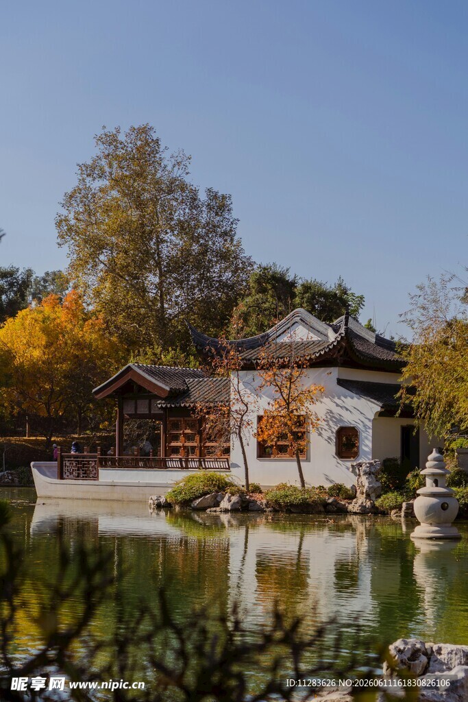 中式园林湖畔景致