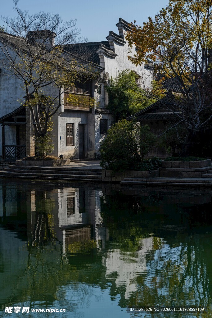 江南水乡古建筑倒影