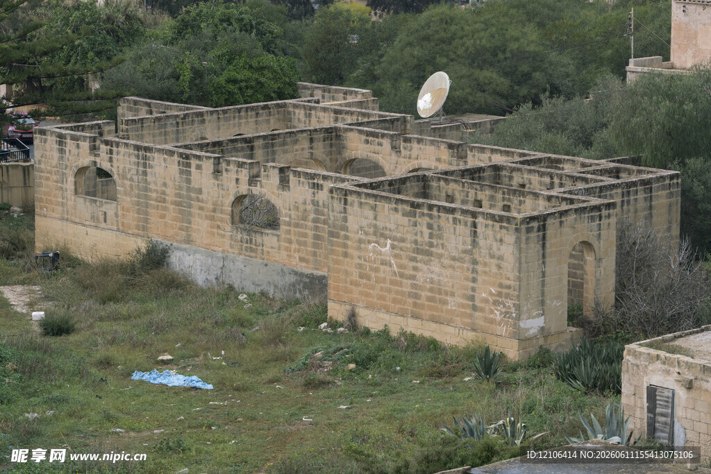 荒废古老建筑尽显沧桑