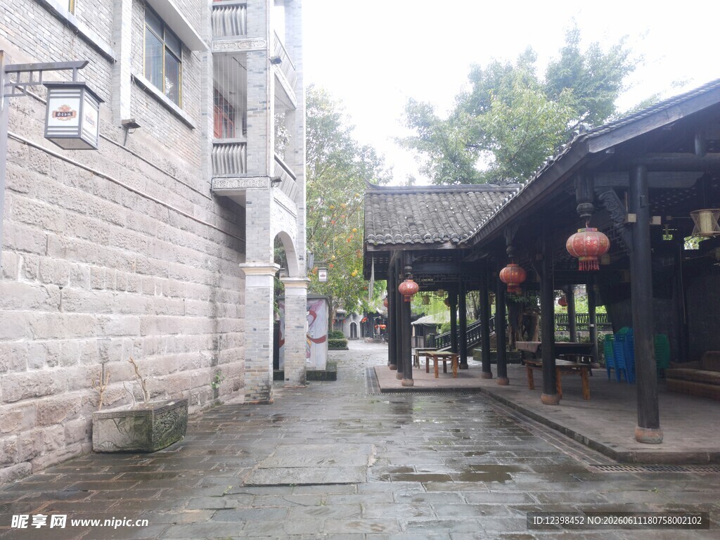 古巷雨后景致