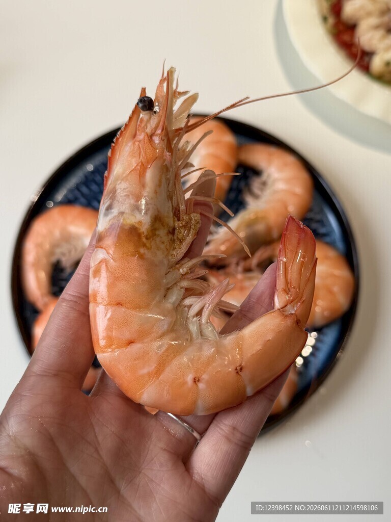 手捧鲜大虾